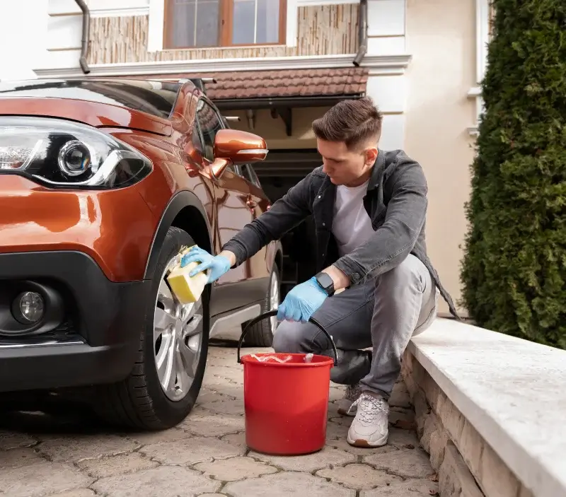 Lavage auto à domicile Buzy-Darmont : professionnel intervenant sur un véhicule